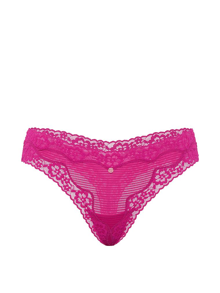 Stringi bawełniane w paseczki z koronką na krawędziach. Produkt ma kolor różowy i pochodzi z kolekcji Lace Trim. 