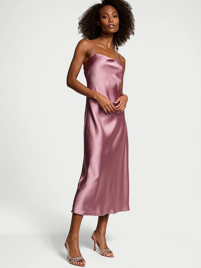 Suknia długa satynowa maxi Luxe. Produkt ma kolor różowy i pochodzi z kolekcji Victoria's Secret. 