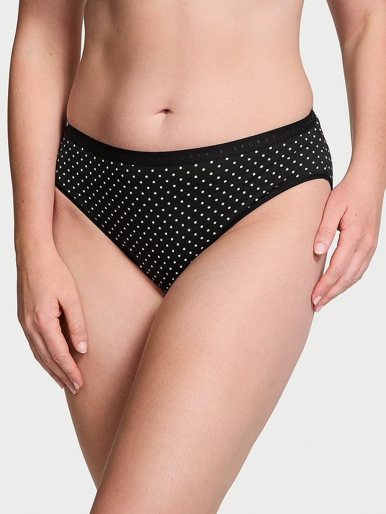 Majtki figi z wysoko wyciętymi nogawkami High-Leg Brief. Produkt jest wzorzysty i pochodzi z kolekcji Victoria's Secret. 