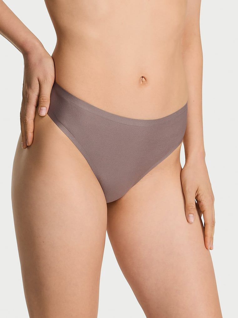 Stringi z mikrofibry Flex. Produkt ma kolor szary i pochodzi z kolekcji Body by Victoria. 