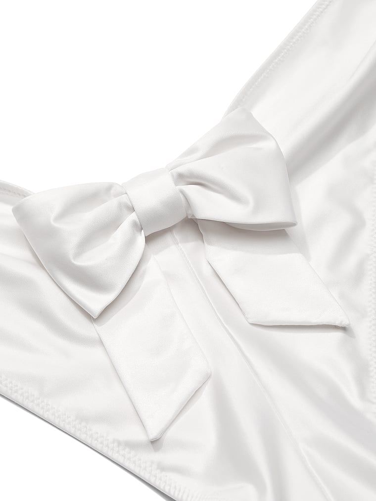 Majtki satynowe z kokardką z tyłu Satin Bow-Back Brazilian. Produkt ma kolor biały i pochodzi z kolekcji Dream Angels. 