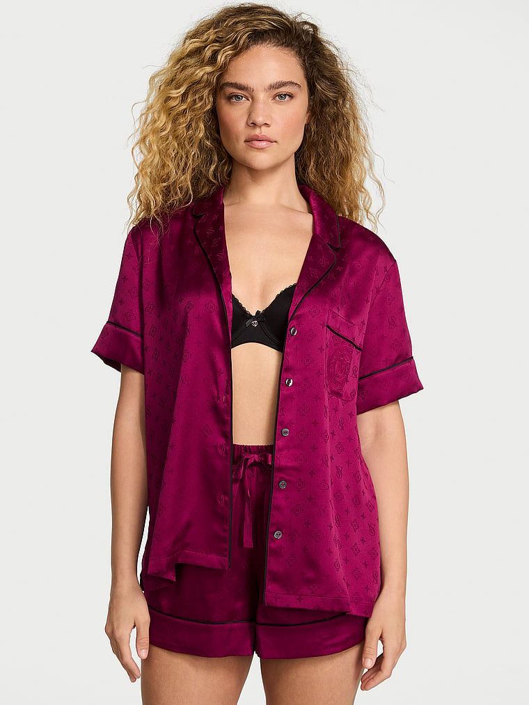 Piżama satynowa błyszcząca z szortami Glazed Satin. Produkt ma kolor różowy i pochodzi z kolekcji Victoria's Secret. 