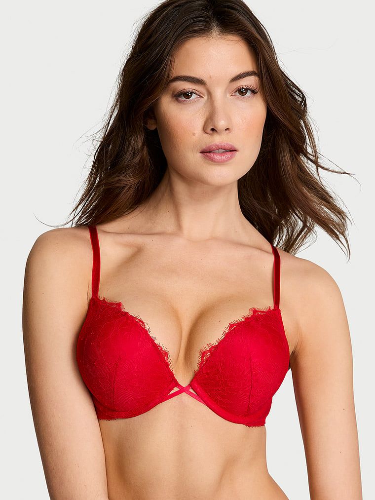 Modelka prezentuje biustonosz push-up powiększający o 2 rozmiary Bombshell Rose Lace. Produkt ma kolor czerwony i pochodzi z kolekcji Very Sexy.