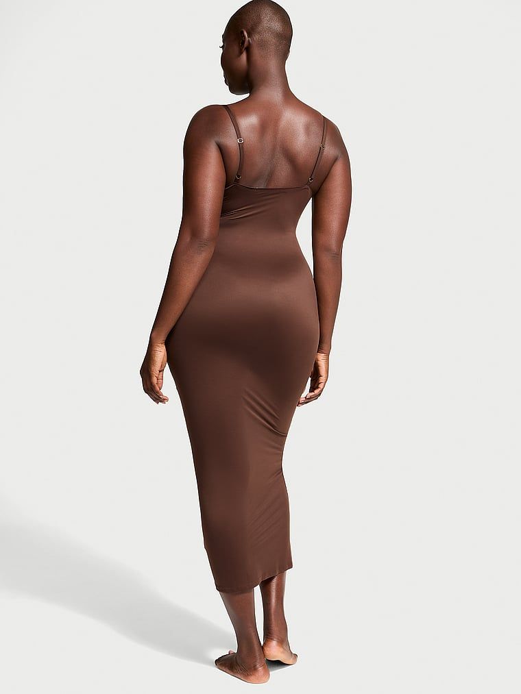 Sukienka maxi modelująca FeatherSoft Slip. Produkt ma kolor brązowy i pochodzi z kolekcji Victoria's Secret. 
