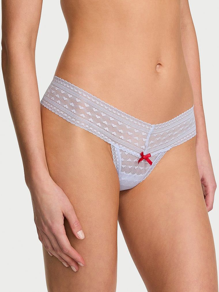 Stringi z siateczki Heart Lace. Produkt ma kolor fioletowy i pochodzi z kolekcji Lacie. 