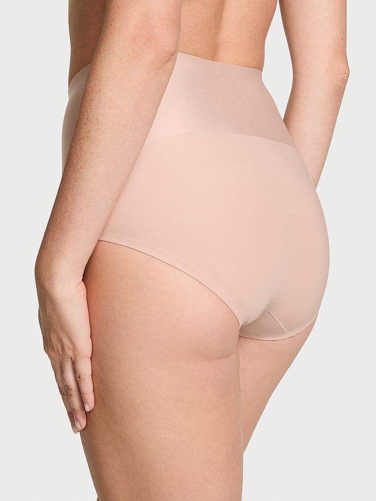 Majtki modelujące z wysokim stanem Smoothing Shimmer Brief. Produkt ma kolor beżowy i pochodzi z kolekcji Body by Victoria. 
