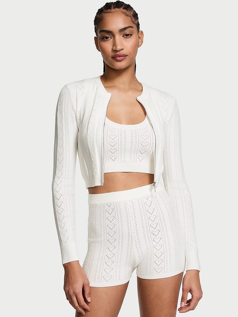 Sweterek crop top na suwak z dziurkowanego materiału Luxe Heart Pointelle. Produkt ma kolor biały i pochodzi z kolekcji Victoria's Secret. 