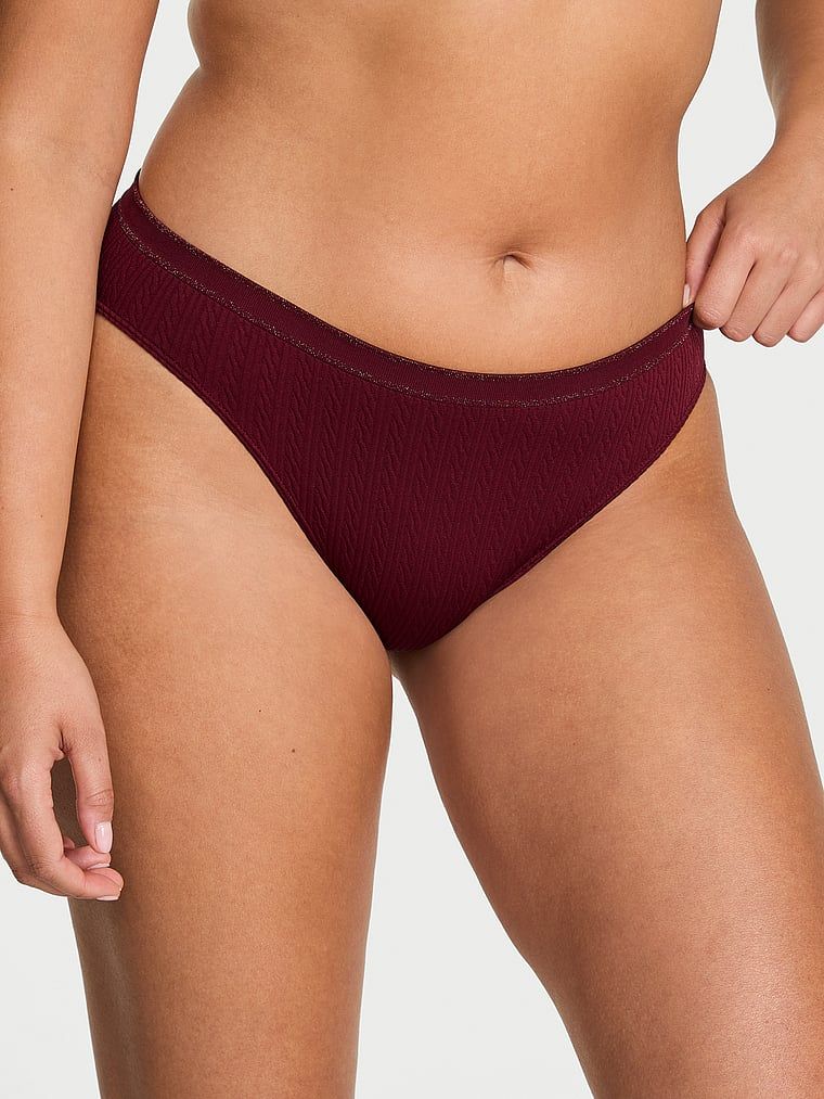 Majtki bezszwowe Cable-Knit Bikini. Produkt ma kolor czerwony i pochodzi z kolekcji Seamless. 