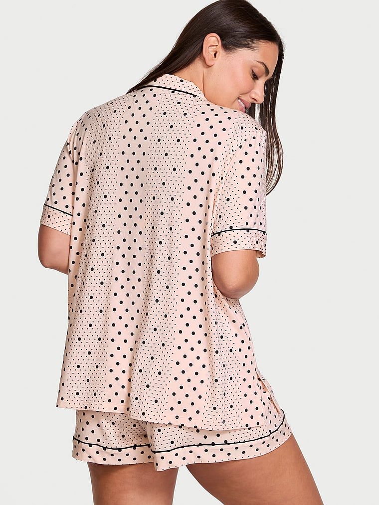 Piżama z modalu z szortami. Produkt jest wzorzysty i pochodzi z kolekcji Victoria's Secret. 