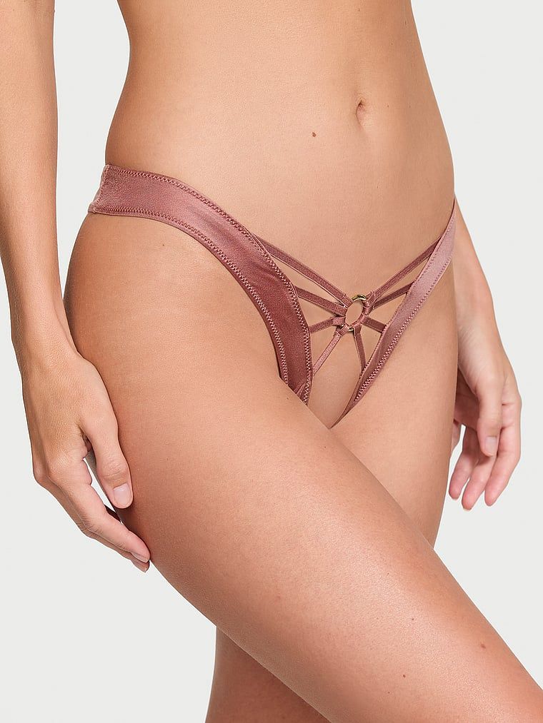Stringi bez kroku Ring Hardware. Produkt ma kolor różowy i pochodzi z kolekcji Very Sexy. 
