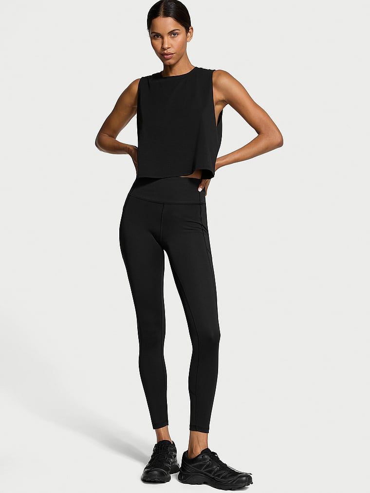 Legginsy z kieszeniami Essential Pocket. Produkt ma kolor czarny i pochodzi z kolekcji VSX. 
