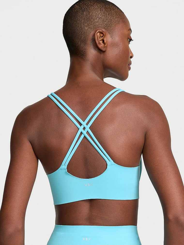 Modelka prezentuje biustonosz sportowy z lekkim wsparciem Elevate Strappy. Produkt ma kolor niebieski i pochodzi z kolekcji VSX.