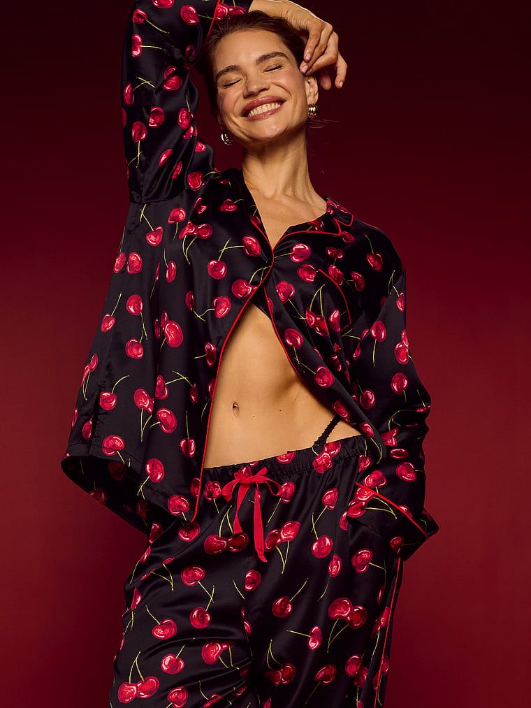 Piżama satynowa błyszcząca z długimi rękawami Glazed Satin. Produkt jest wzorzysty i pochodzi z kolekcji Victoria's Secret. 
