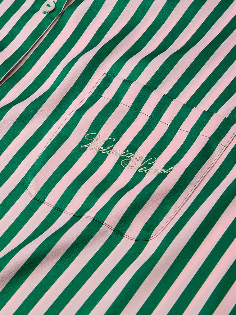 Piżama satynowa z długimi rękawami Signature Oversized. Produkt jest wzorzysty i pochodzi z kolekcji Victoria's Secret. 