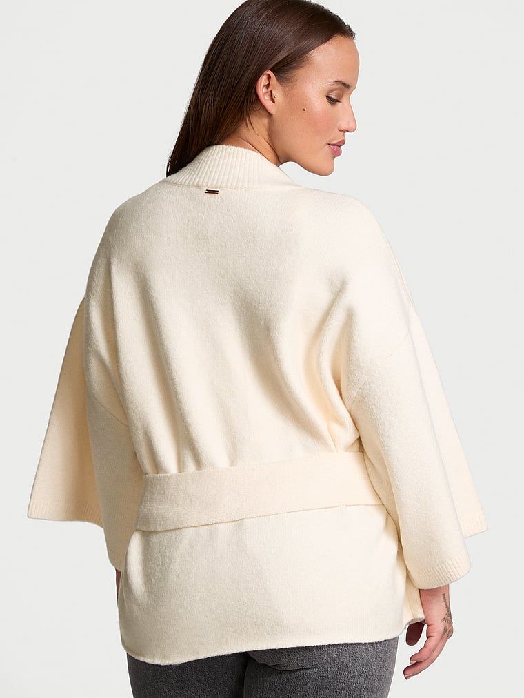 Sweter kopertowy Luxe Creme Knit Wrap. Produkt ma kolor biały i pochodzi z kolekcji Victoria's Secret. 