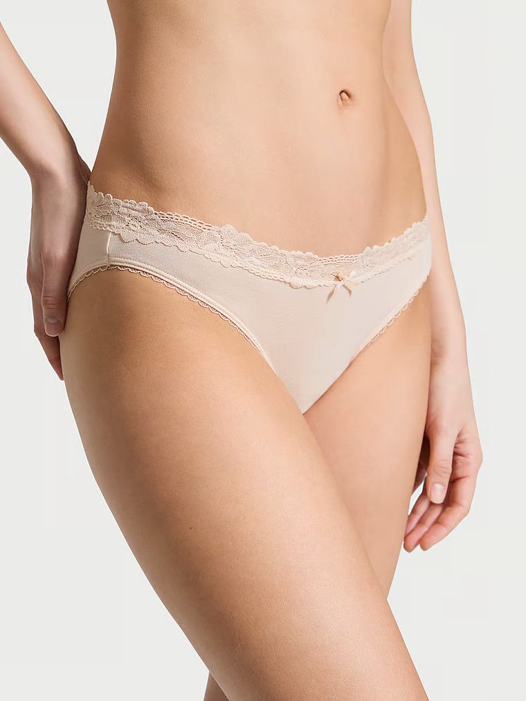 Majtki bawełniane z koronką w talii Lace-Waist Bikini. Produkt ma kolor beżowy i pochodzi z kolekcji Victoria's Secret. 
