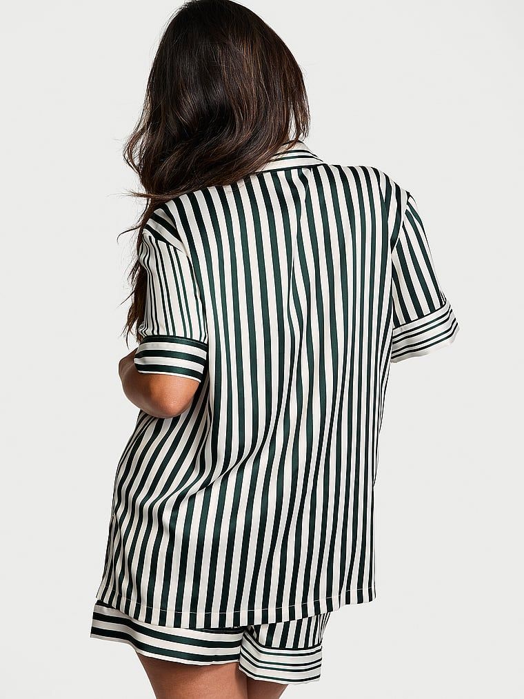 Piżama satynowa błyszcząca z szortami Glazed Satin. Produkt ma wzór w paski i pochodzi z kolekcji Victoria's Secret. 