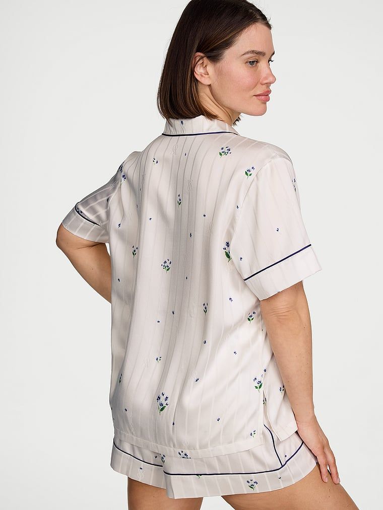 Piżama satynowa z szortami Signature. Produkt ma wzór kwiatowy i pochodzi z kolekcji Victoria's Secret. 