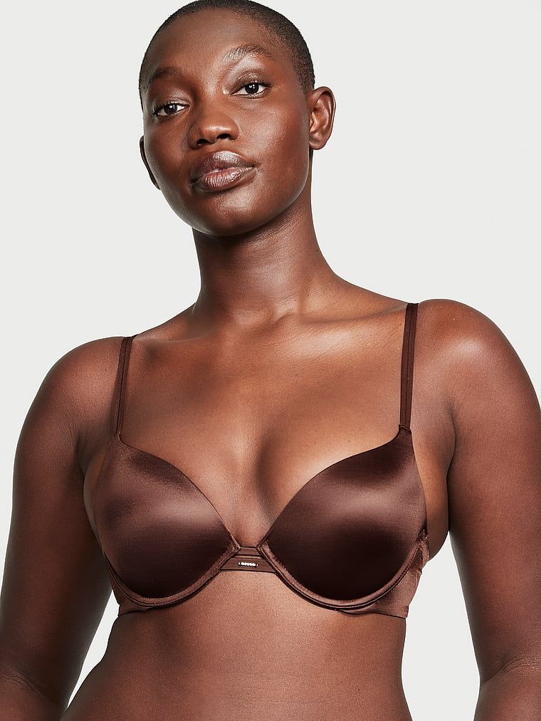 Modelka prezentuje biustonosz push-up Smooth. Produkt ma kolor brązowy i pochodzi z kolekcji Very Sexy.