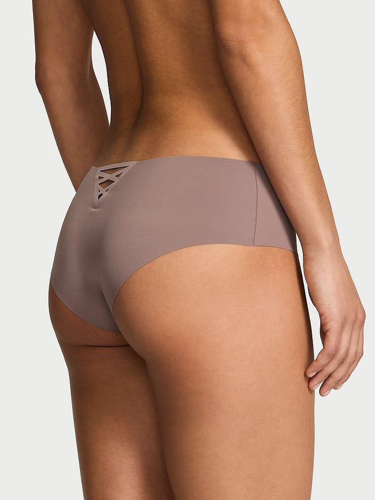 Majtki bezszwowe z paseczkami z tyłu No-Show Strappy Cheeky. Produkt ma kolor szary i pochodzi z kolekcji No-Show. 
