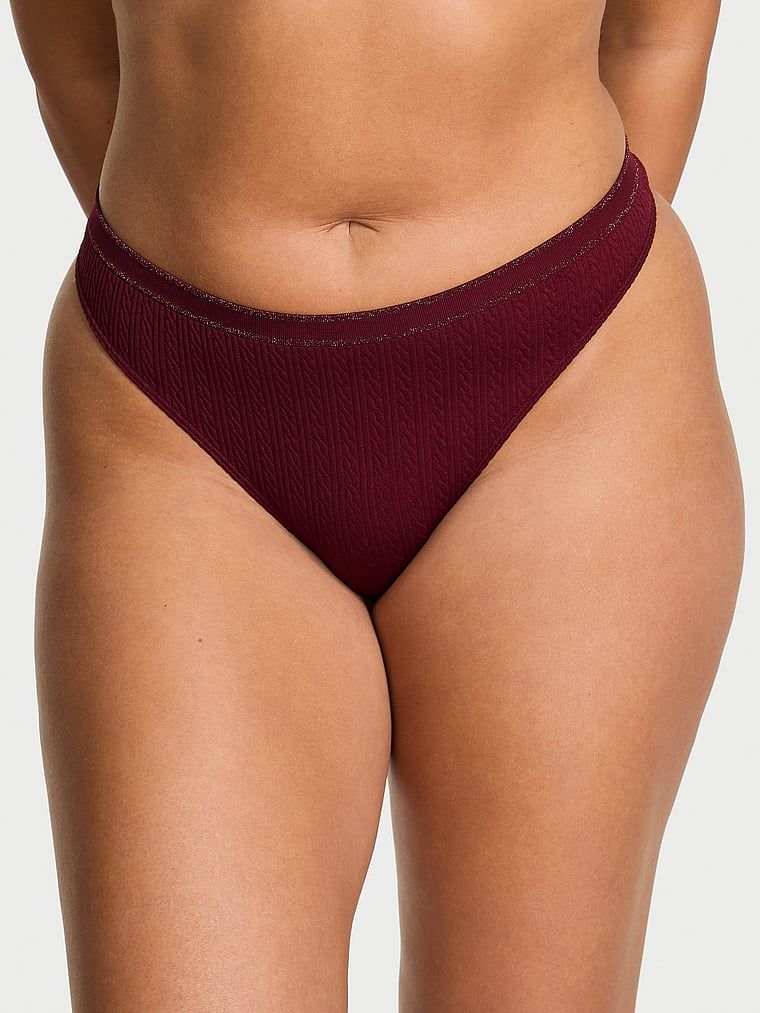 Stringi bezszwowe Cable-Knit. Produkt ma kolor czerwony i pochodzi z kolekcji Seamless. 