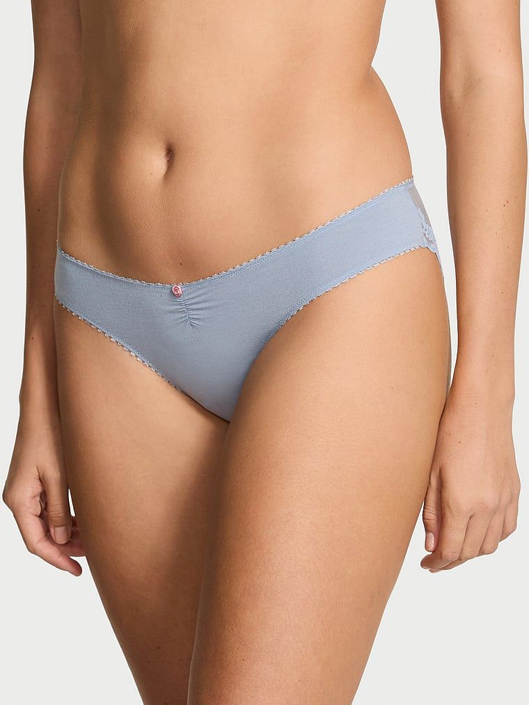Majtki bawełniane z siateczką z tyłu Heart Lace Bikini. Produkt ma kolor niebieski i pochodzi z kolekcji Victoria's Secret. 