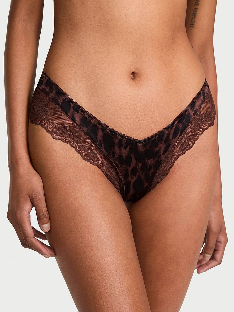 Majtki z koronką na krawędziach i wysoko wyciętymi nogawkami Lace-Trim Cheeky. Produkt jest wzorzysty i pochodzi z kolekcji Very Sexy. 