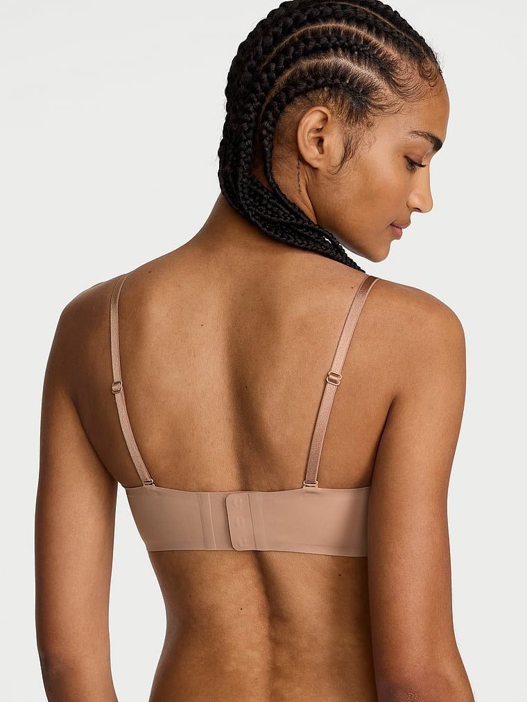 Biustonosz lekko usztywniany bez ramiączek Sweetheart Strapless. Produkt ma kolor beżowy i pochodzi z kolekcji Invisible by Victoria's Secret. 