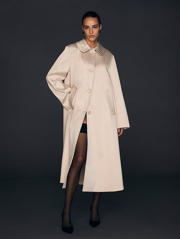 Płaszcz satynowy Atelier X Altuzarra. Produkt ma kolor beżowy i pochodzi z kolekcji Atelier Victoria's Secret x Altuzarra. 
