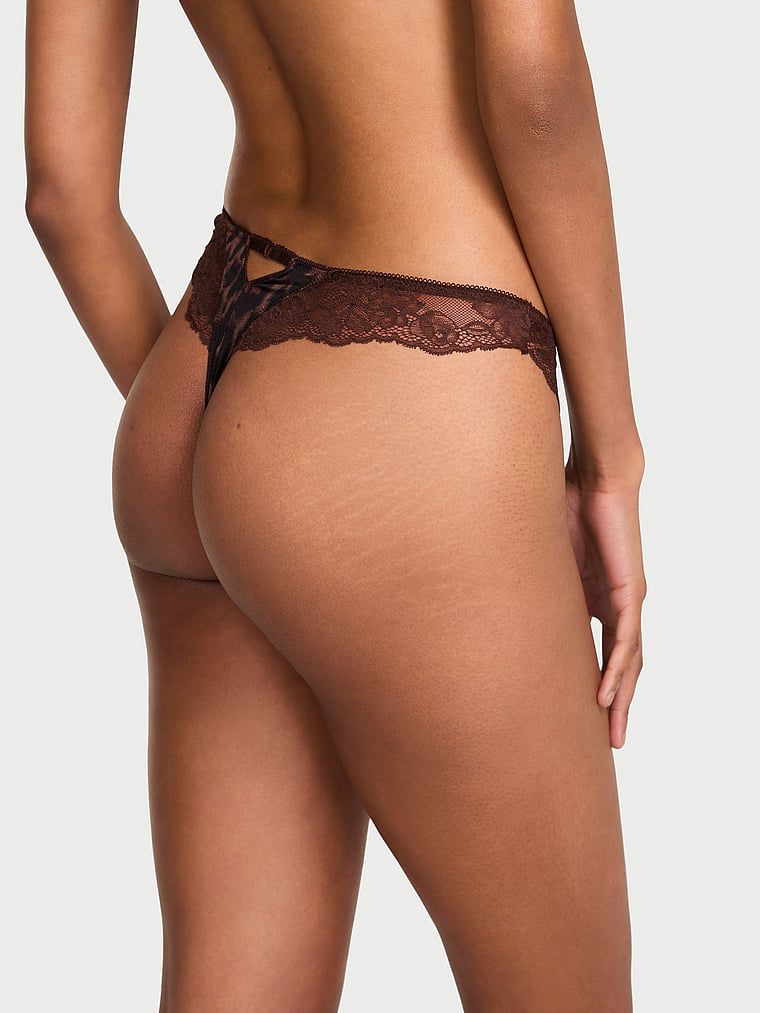 Stringi z koronką i wysoko wyciętymi nogawkami Lace-Trim High-Leg. Produkt jest wzorzysty i pochodzi z kolekcji Very Sexy. 