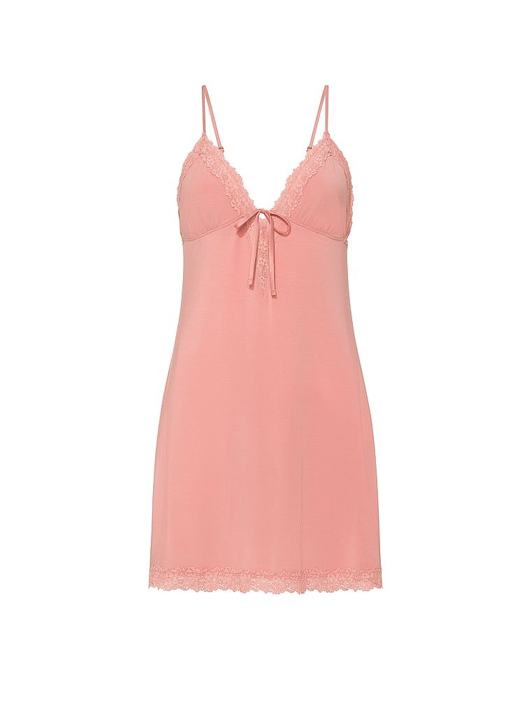 Koszula nocna z modalu SoSoft. Produkt ma kolor różowy i pochodzi z kolekcji Victoria's Secret. 