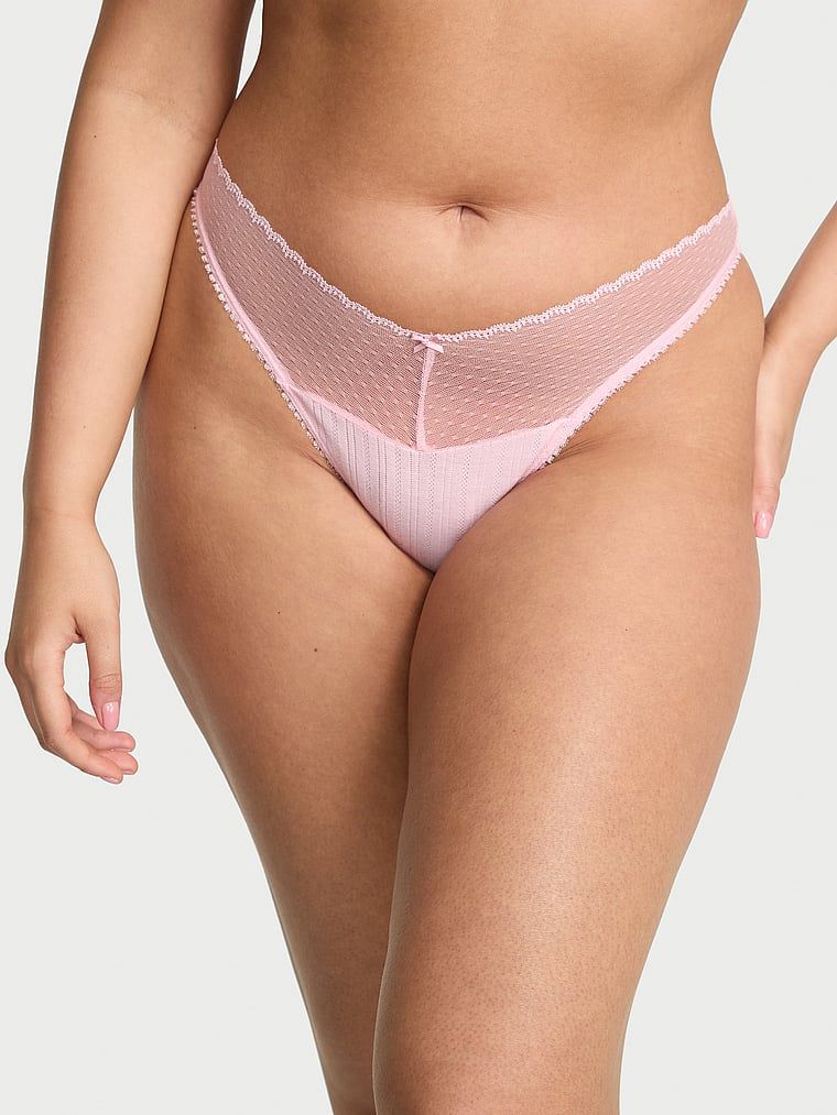 Stringi z wysoko wyciętymi nogawkami Lace Pointelle. Produkt ma kolor różowy i pochodzi z kolekcji Victoria's Secret. 