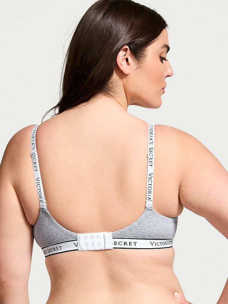 Modelka prezentuje biustonosz push-up bawełniany Perfect Shape. Produkt ma kolor szary i pochodzi z kolekcji T-shirt.