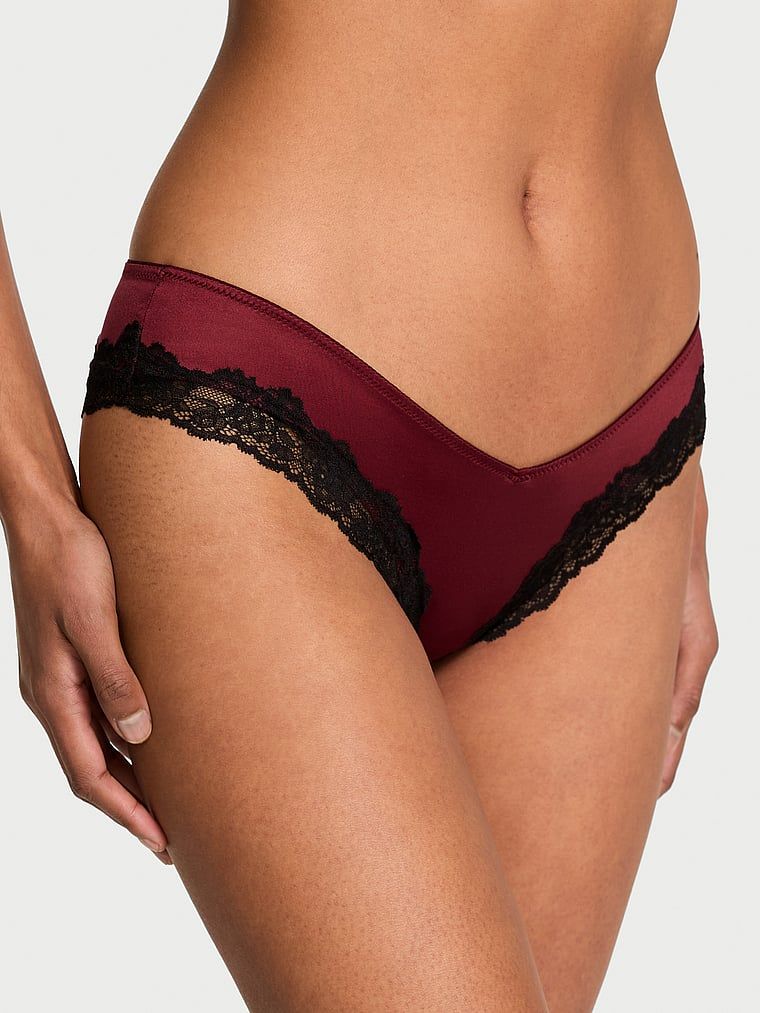 Majtki z koronką na krawędziach i wysoko wyciętymi nogawkami Lace-Trim Cheeky. Produkt ma kolor czerwony i pochodzi z kolekcji Very Sexy. 