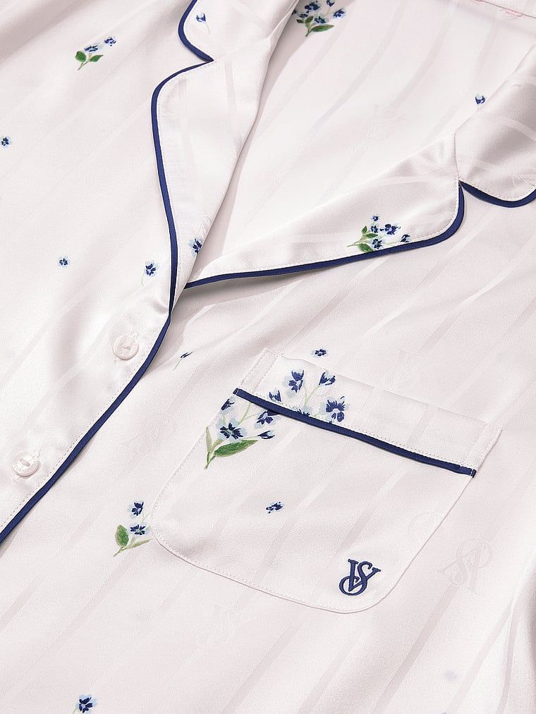 Piżama satynowa z szortami Signature. Produkt ma wzór kwiatowy i pochodzi z kolekcji Victoria's Secret. 