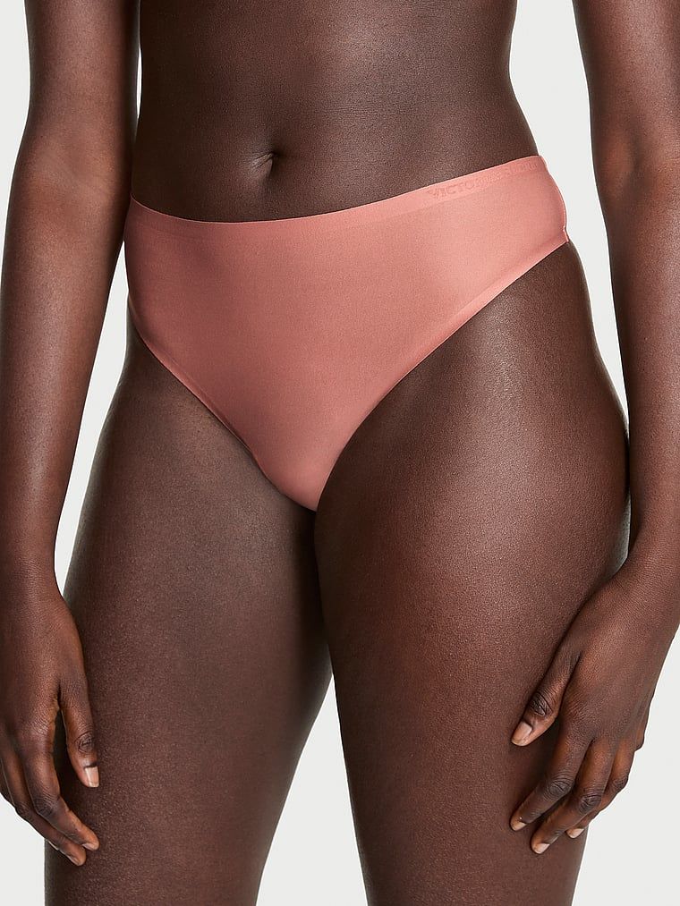 Stringi z mikrofibry Flex. Produkt ma kolor brązowy i pochodzi z kolekcji Body by Victoria. 