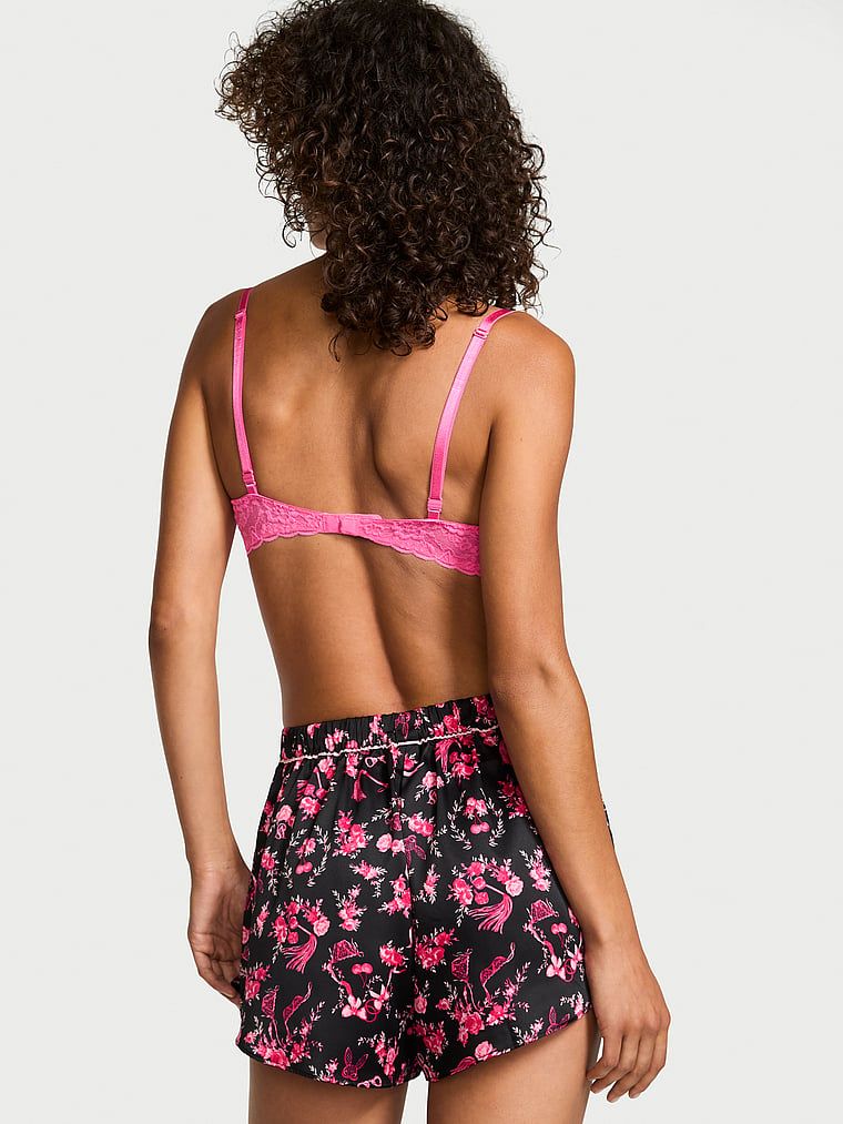 Szorty satynowe do spania. Produkt jest wzorzysty i pochodzi z kolekcji Victoria's Secret. 