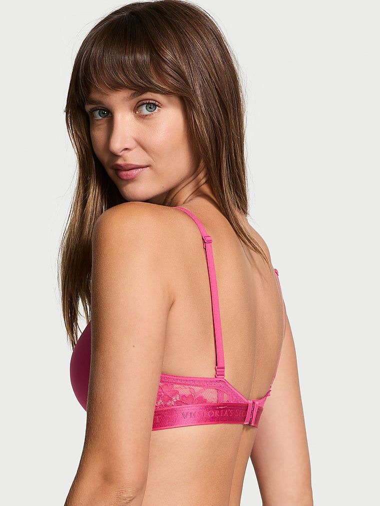 Modelka prezentuje biustonosz lekko usztywniany bez fiszbin z koronką Wireless Lace-Trim. Produkt ma kolor różowy i pochodzi z kolekcji T-shirt.