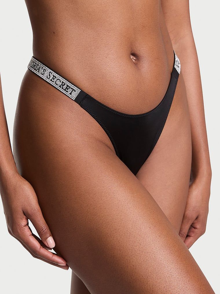 Stringi z błyszczącymi paskami Shine Strap. Produkt ma kolor czarny i pochodzi z kolekcji Very Sexy. 