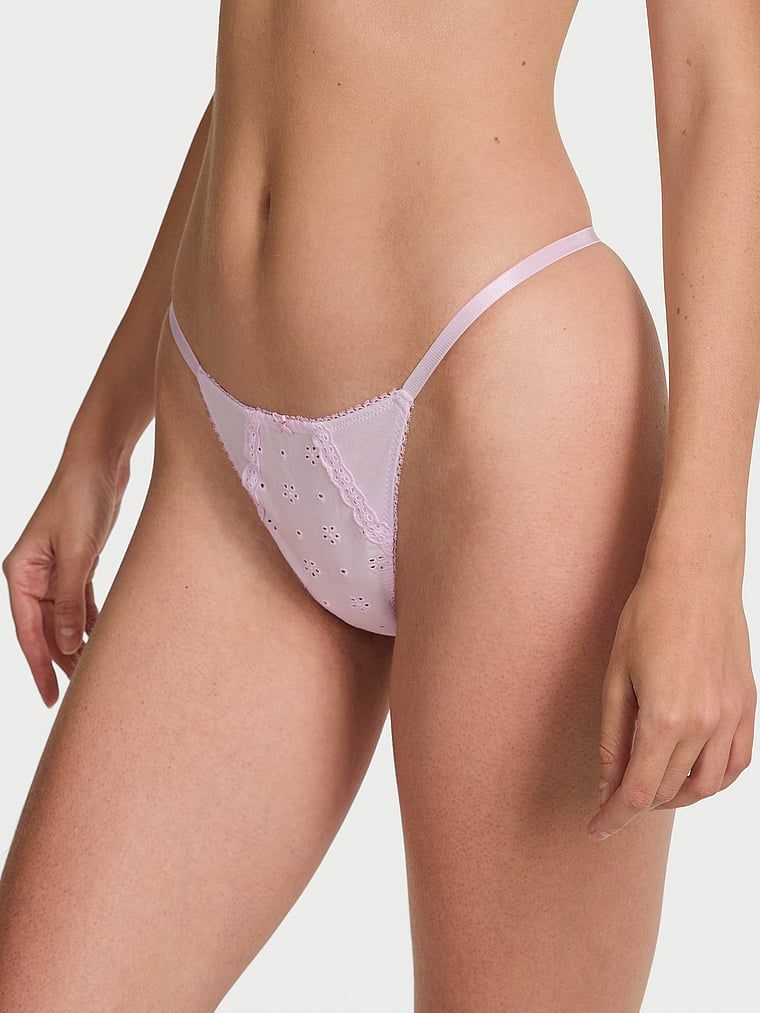 Stringi bawełniane Eyelet. Produkt ma kolor purpurowy i pochodzi z kolekcji Victoria's Secret. 