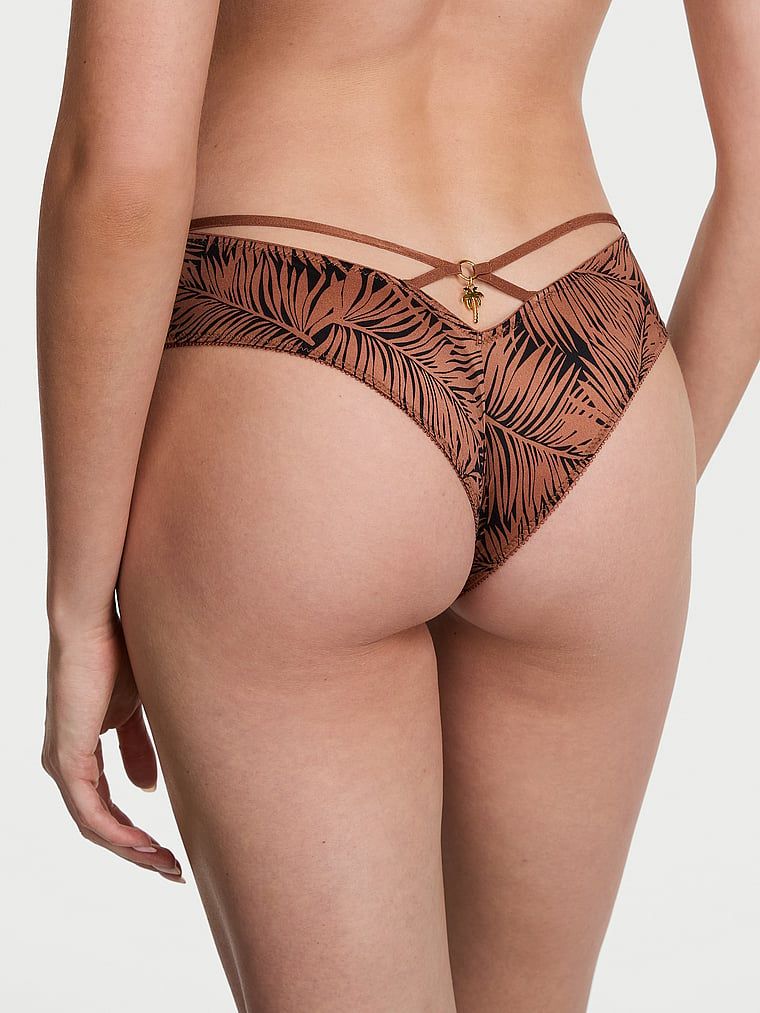 Majtki z paseczkami z tyłu i wysoko wyciętymi nogawkami Strappy-Back Cheeky. Produkt jest wzorzysty i pochodzi z kolekcji Very Sexy. 