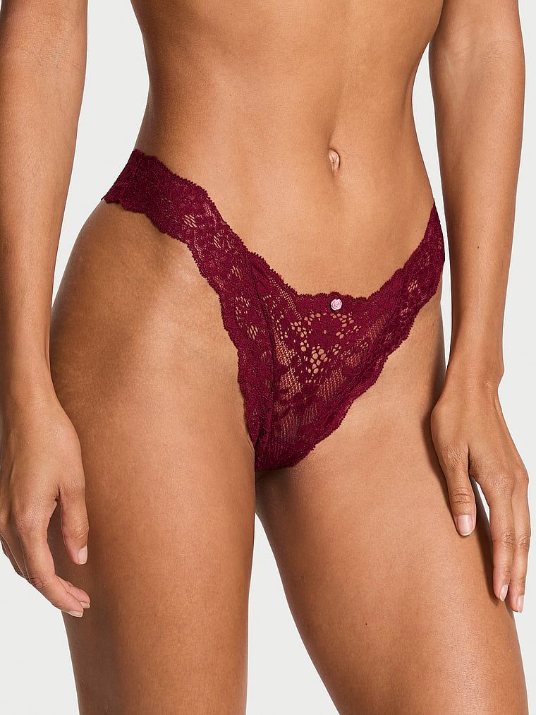 Majtki brazyliany koronkowe Brazilian. Produkt ma kolor czerwony i pochodzi z kolekcji Body by Victoria. 