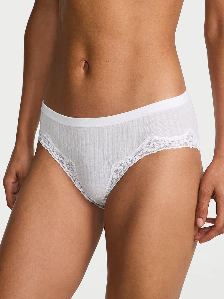 Majtki z koronką na krawędziach Seamless Rib Hiphugger. Produkt ma kolor biały i pochodzi z kolekcji Body by Victoria. 