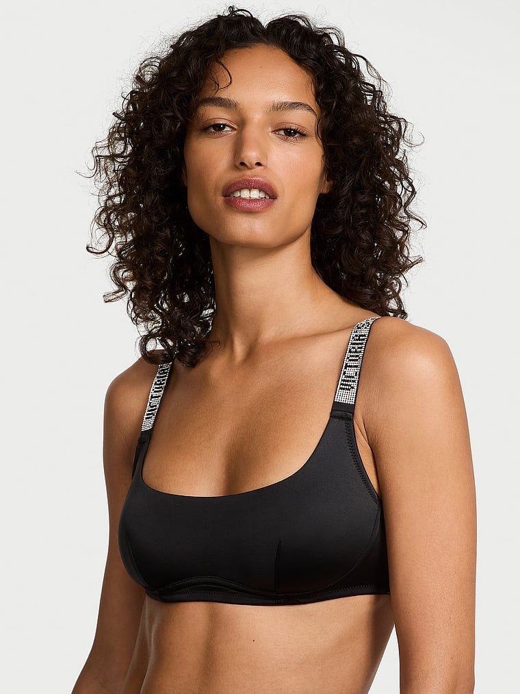 Modelka prezentuje biustonosz braletka bez fiszbin z błyszczącymi ramiączkami Shine Strap. Produkt ma kolor czarny i pochodzi z kolekcji Very Sexy.