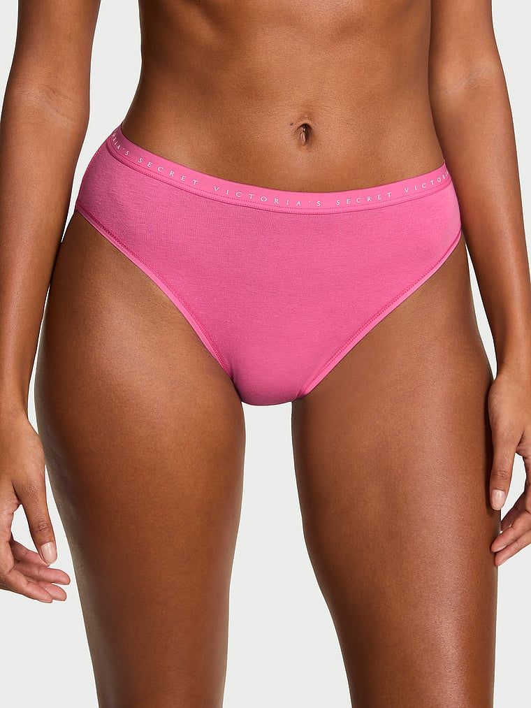 Majtki bawełniane figi z wysoko wyciętymi nogawkami High-Leg Brief. Produkt ma kolor różowy i pochodzi z kolekcji Victoria's Secret. 