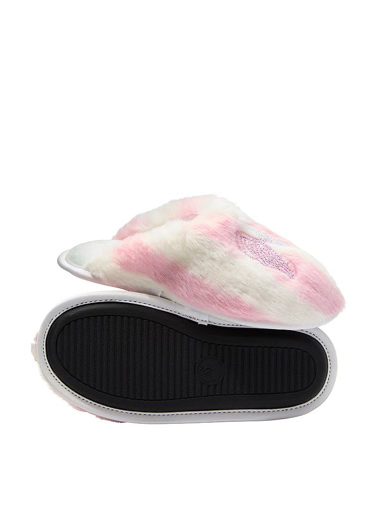 Kapcie ze sztucznego futerka. Produkt ma kolor wzorzysty i pochodzi z kolekcji Victoria's Secret. 