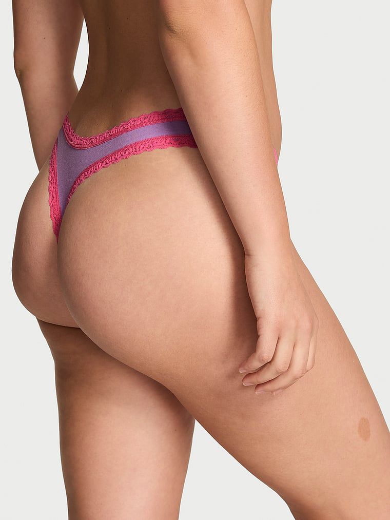 Stringi bawełniane z koronką na krawędziach Lace-Waist. Produkt ma kolor fioletowy i pochodzi z kolekcji Lace Trim. 