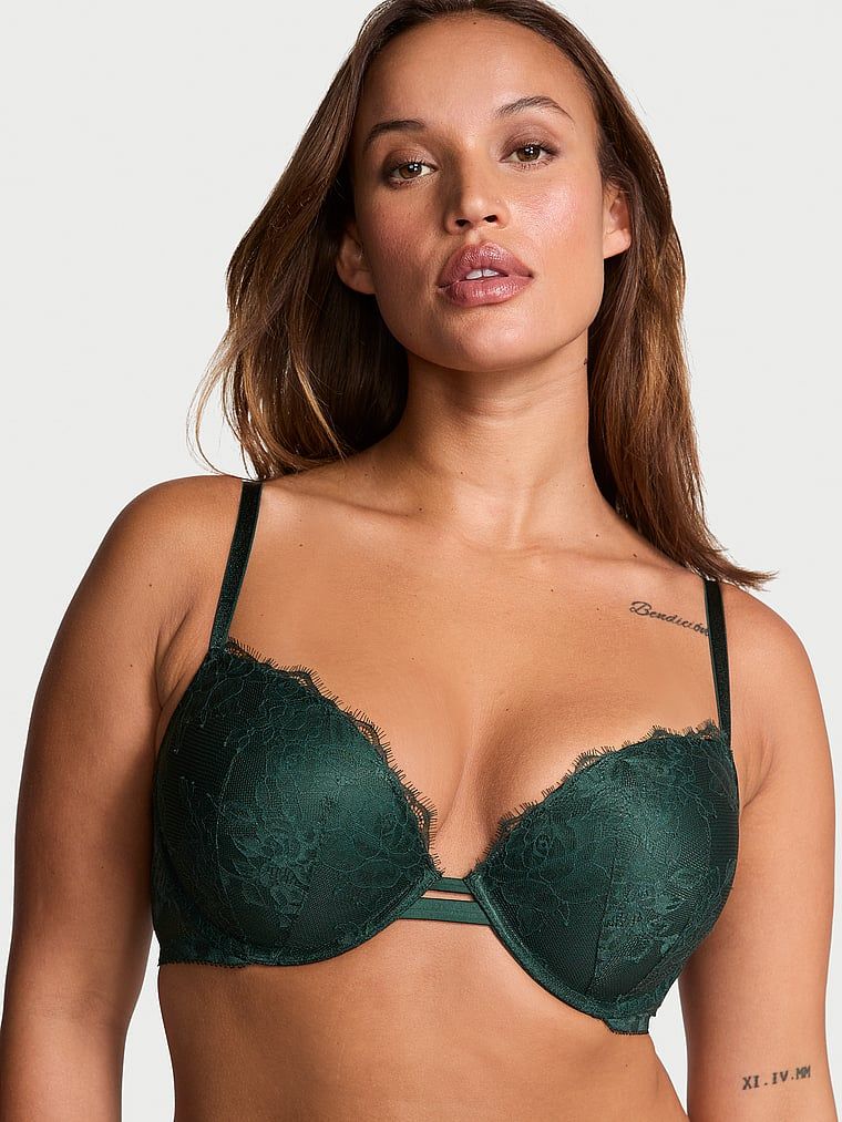 Modelka prezentuje biustonosz push-up Rose Lace. Produkt ma kolor zielony i pochodzi z kolekcji Very Sexy.