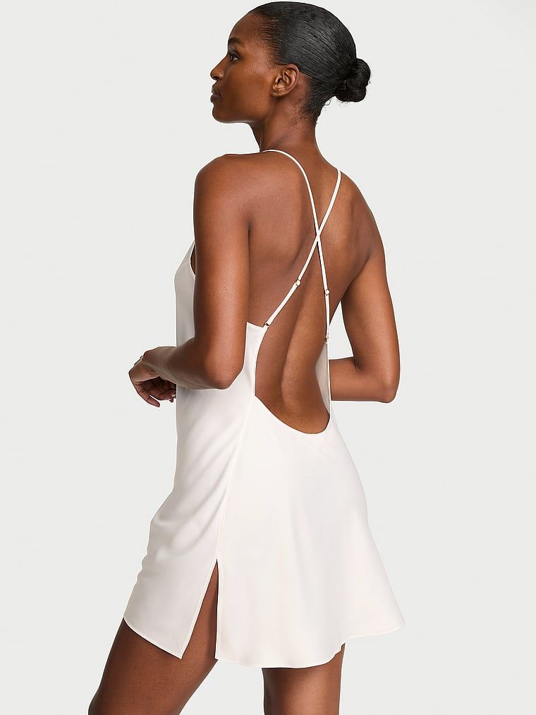Koszulka nocna satynowa na cienkich ramiączkach odsłaniająca plecy Open-Back Slip. Produkt ma kolor biały i pochodzi z kolekcji Victoria's Secret. 