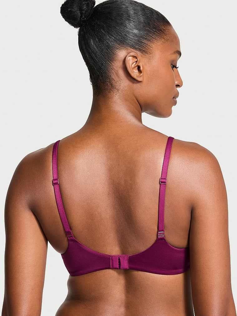 Modelka prezentuje biustonosz lekko usztywniany z mocno zabudowanymi miseczkami z koronką. Produkt ma kolor czerwony i pochodzi z kolekcji Body by Victoria.